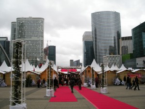Eingang des Weihnachtsmarktes, im Hintergrund die Hochhäuser von La Defense
