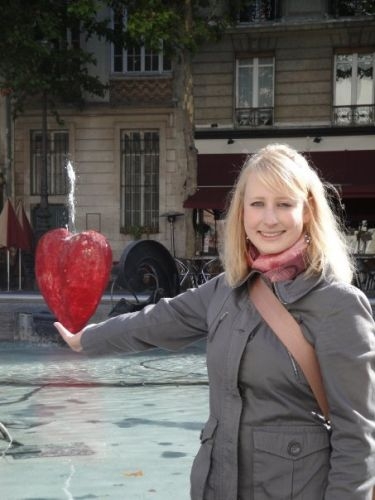 Melanie vor dem Centre Pompidou (Paris)