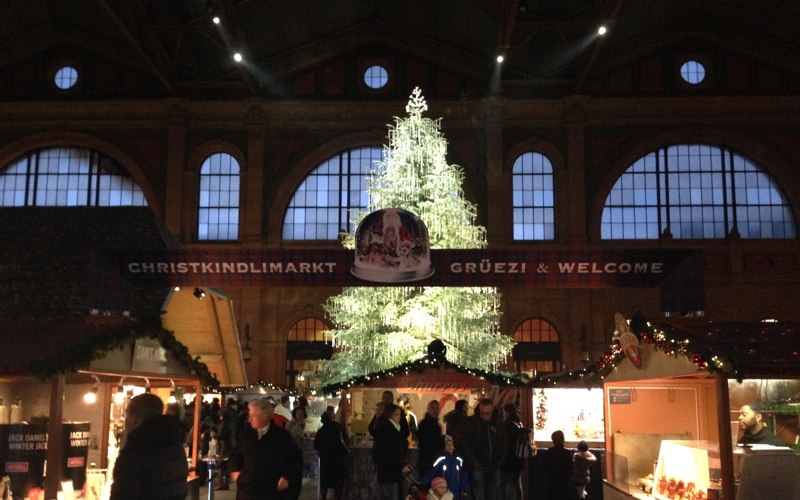 Weihnachtsbaum im Züricher Hauptbahnhof